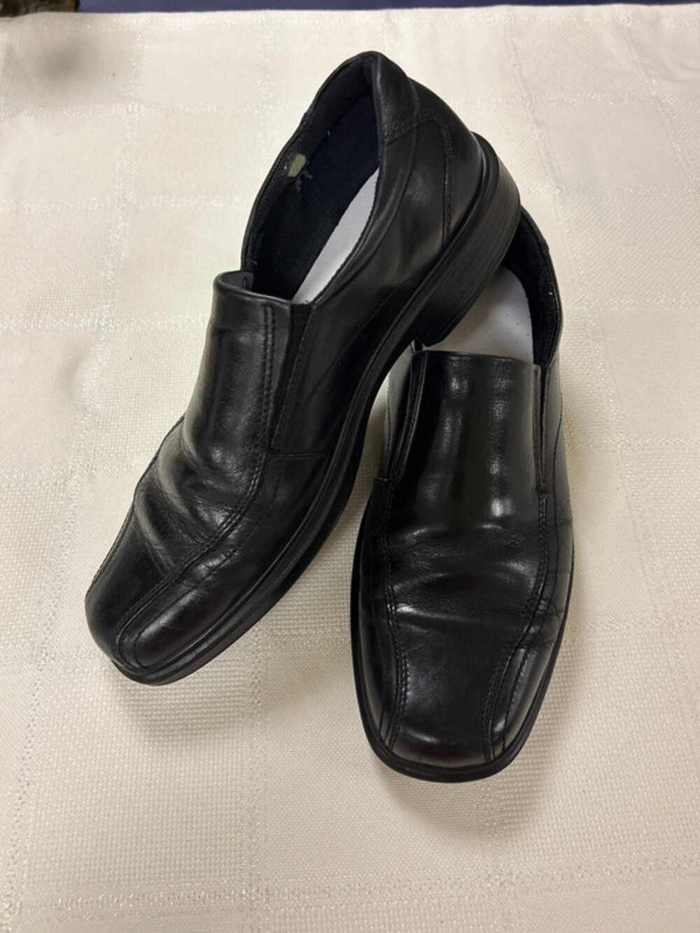 These black ECCO Helsinki leather slip-on loafers feature a classic square toe d